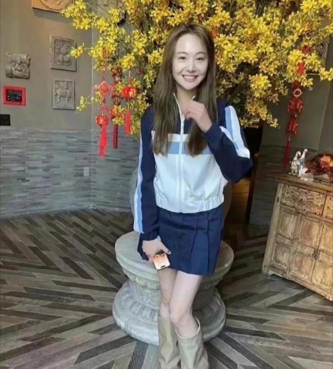 郑爽近照被曝光啦，那模样跟奶奶妹妹似的，苹果肌塌了，一点儿星味都没了，彻底没影咯，-手好牌打得稀巴烂! ​