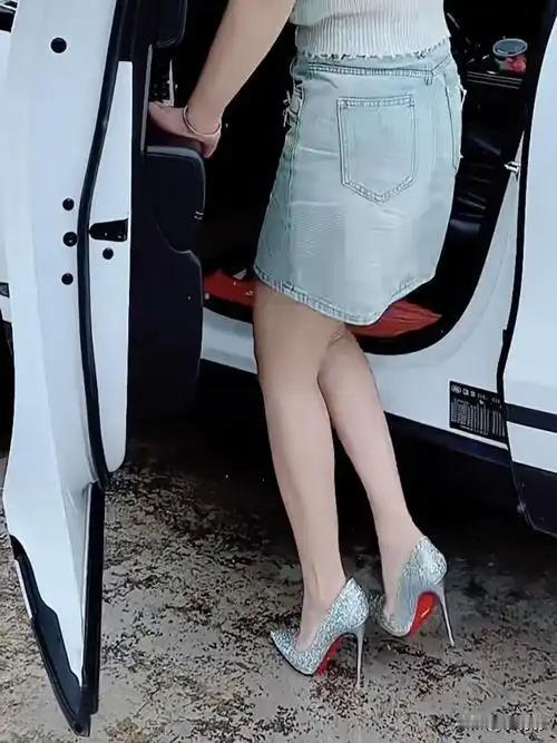 在路上闲逛时，突然眼前一亮，瞅见一位年轻貌美的小姐姐，那身材，简直火辣...