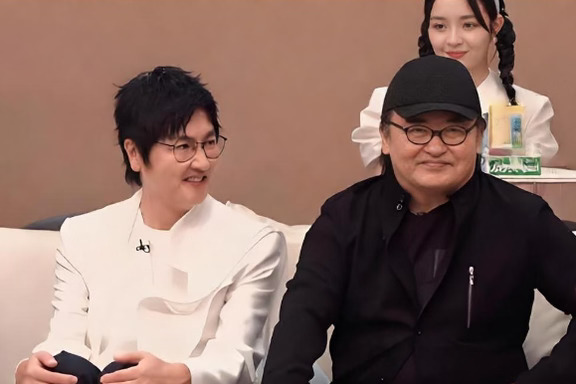 那英在成都演唱会上，特意穿上黑色衣服，演唱了《弯弯的月亮》，用歌声致敬和悼念刘欢，并称对方是自己的“良师益友”。
	
孙楠得知刘欢去世，也尊称刘欢是“良师益友”。
	
那英、孙楠现在都称得上是内地歌坛的天王、天后；而且在辈分上，他们与刘欢都出自谷建芬的门下，属于师兄、师妹、师弟的关系。
	
但他俩却仍然甘愿以“良师”尊称刘欢，可见刘欢在他们心目中的地位，以及几十年来对他们的帮助，甚至是无形中的“教导”。
	
在第一季《中国好声音》中，刘欢与那英同坐导师席，那英坦言：正是因为刘欢答应加盟，她才决定也来担任导师。
	
刘欢开演唱会，曾两次邀请那英当嘉宾。
	
孙楠早年曾模仿过刘欢的唱腔，网传还想拜他为师，后来孙楠辗转拜入谷建芬门下，他们成为了同门师兄弟。
	
早在2004年刘欢开演唱会，就邀请弟孙楠当嘉宾。
	
孙楠参加《歌手2024》，在“歌王之战”中，他邀请了大师兄刘欢来帮唱，两人合唱了《带着地球去流浪+我在》，现场效果被网友调侃“以为奥运会提前开幕了”！
	
刘换一生热爱音乐，著...