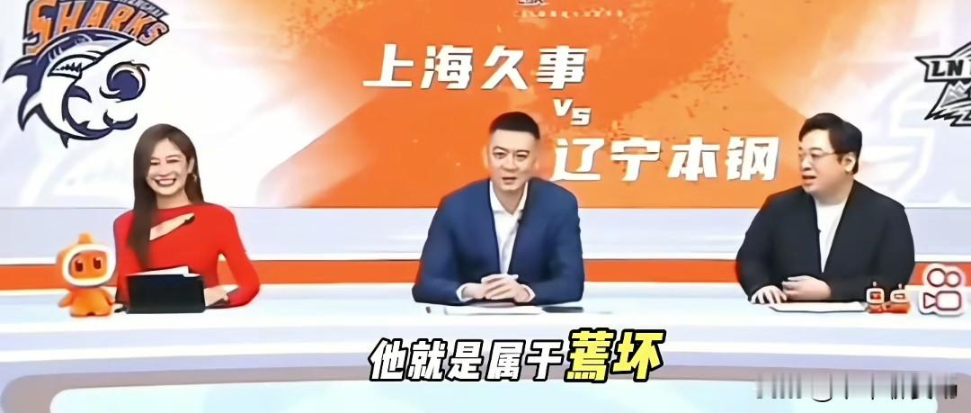 杨鸣打趣杜峰有一手! 调侃自己还在等待工作机会。 杨鸣解说辽宁比赛时...