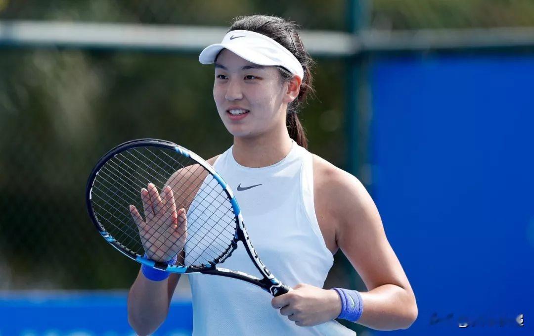 随着美网第二轮出局，王欣瑜结束了2026赛季四大满贯单打的所有赛事。
澳网  第四轮
法网 第二轮
温网 第二轮
美网 第二轮
凭借着大满贯的不错表现，王欣瑜的世界排名从年初的46位，保持到现在的43位，有小幅度的提升。作为中国女单的一姐，王欣瑜发挥稳定，世界排名常年保持在40位左右。没有大起大落，