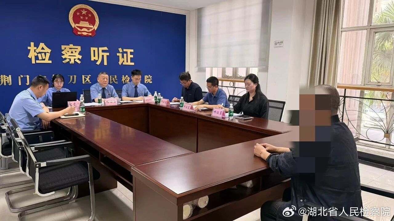 #鄂检新闻##普法宣传#【不起诉不等于没事，这张“假证明”最后这样收场】顺着这个疑问，荆门市掇刀区人民检察院把案子退回补充侦查，要求公安机关把羊肉的检疫情况、来源渠道、有无消费者反映问题全部查清。结果出现了转机：张某卖的羊肉全来自正规渠道、都过了检疫检验、质量合格，销售后没收到任何食 ​