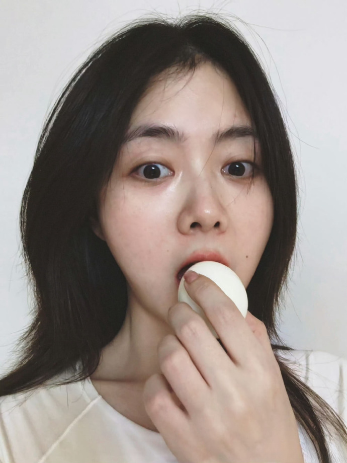 提起谭松韵，很多人的印象永远停留在荧幕上元气灵动的模样。一段早年采访再次翻红，她曾聊起年少时对人生的规划：计划27岁结婚，30岁之前生下孩子。如今再回看这段发言，引得不少网友感慨，年少时对人生的预设，和长大后真实的生活，往往隔着很远的距离。
 
年少的时候，我们