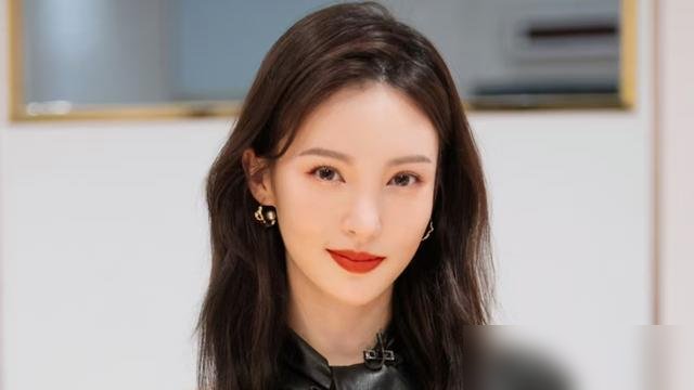 金晨这回真摊上事了，人在美国，学校没了。
她自曝刚交完学费，才上了两天课，那家开了35年的老牌语言学校，直接倒闭了。学费一分没退。同去的孟佳也中招，两人大眼瞪小眼。
更绝的是，她前脚刚回应完《现在就出发》换角的事，夸王楚然“很美很撒得开”，后脚自己这边就出了这档子留学闹剧。戏里戏外都挺戏剧化。