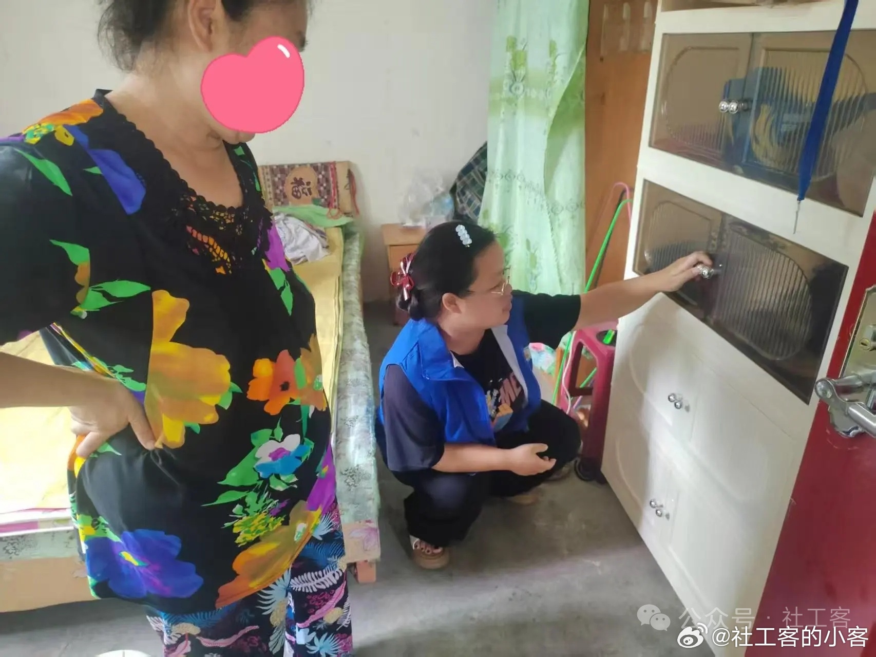 #社工客[超话]##社工案例计划#20260824
精神障碍妇女社区康复创伤修复与能力再造辅导个案：服务对象王嬢嬢（化名），女，53岁，确诊癫痫所致精神障碍，持有三级精神残疾证书。案主青年时期遭受前夫长期家暴，曾发生被丢弃至水沟的极端创伤事件，后续形成持续性创伤后应激反应，最典型的躯体化表现为特 ​