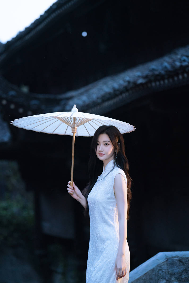 家人们，景甜这波颜值暴击你们咋看？  我来划重点了！工作室刚放出的景甜...