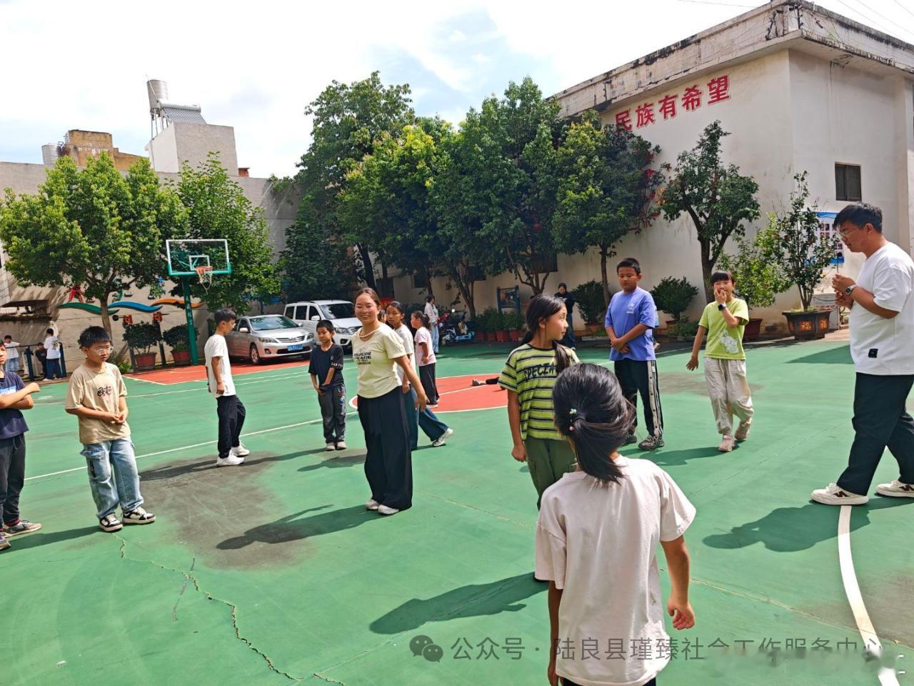 以志愿微光，赴成长之约——潘鹏辉

有幸参与爨乡少年成长营志愿服务，在陪伴孩童成长的同时，完成一场属于自己的蜕变。从岗前培训到营期相伴，每一段时光都满载收获与感动

□打破固有认知，于培训中明晰责任
这个假期，我参加了陆良县瑾臻社会工作服务中心的爨乡少年成长营，爨乡少年成长营为孩子们 ​