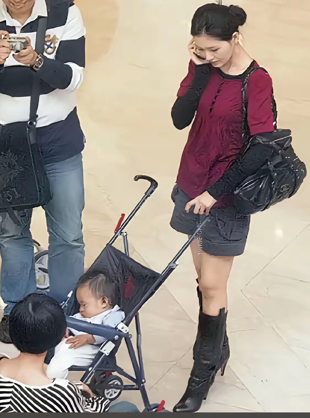 推车里的是小S大女儿许俏妞，大S以前说过，许俏妞就跟她自己的女儿一样。现在大S不在了，你们看小S对她女儿的态度。 ​