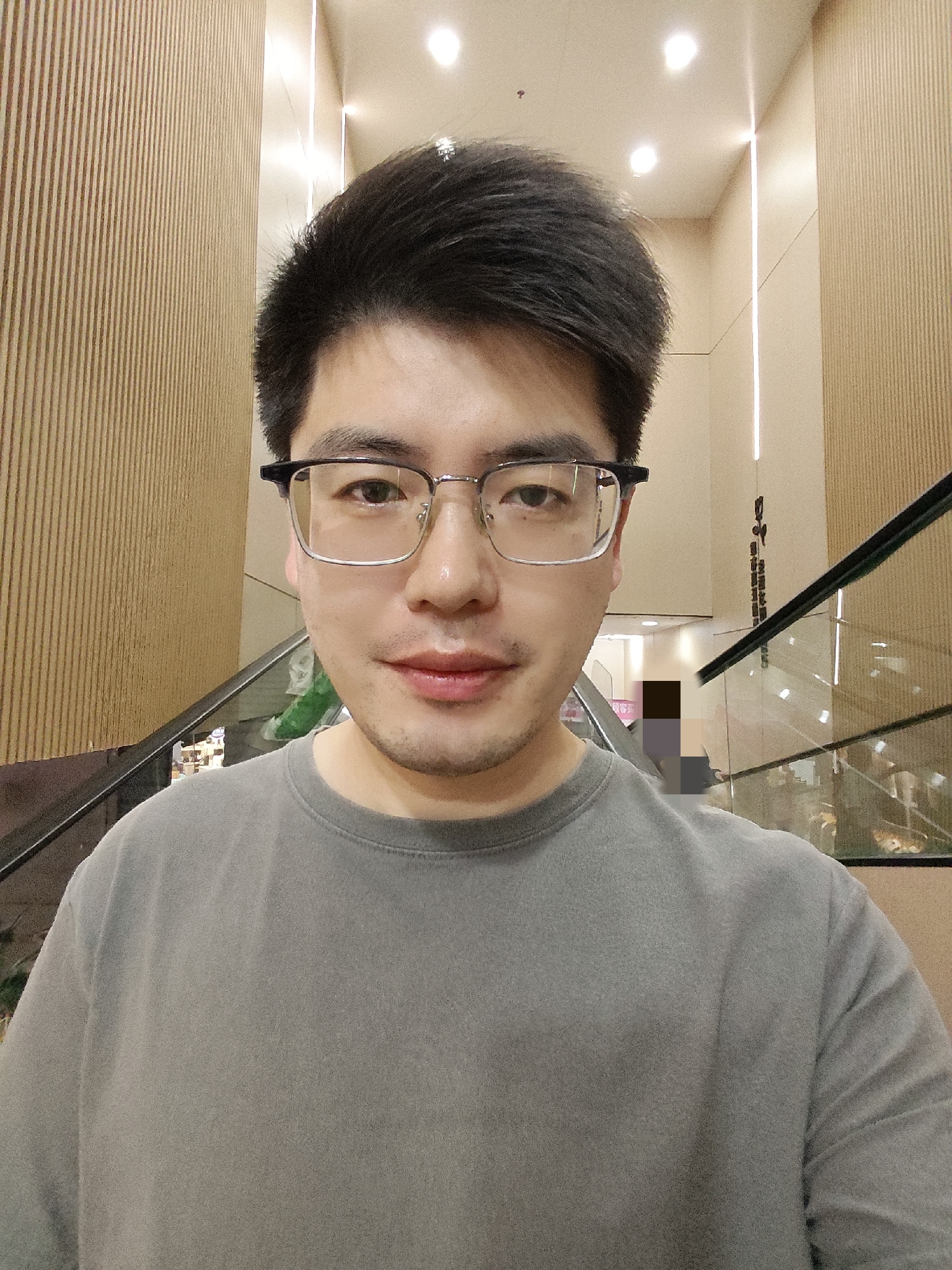 我刚刚刷到一个很揪心的问题
如果有来世，你选择来还是不来
有人说肯定不来，不是日