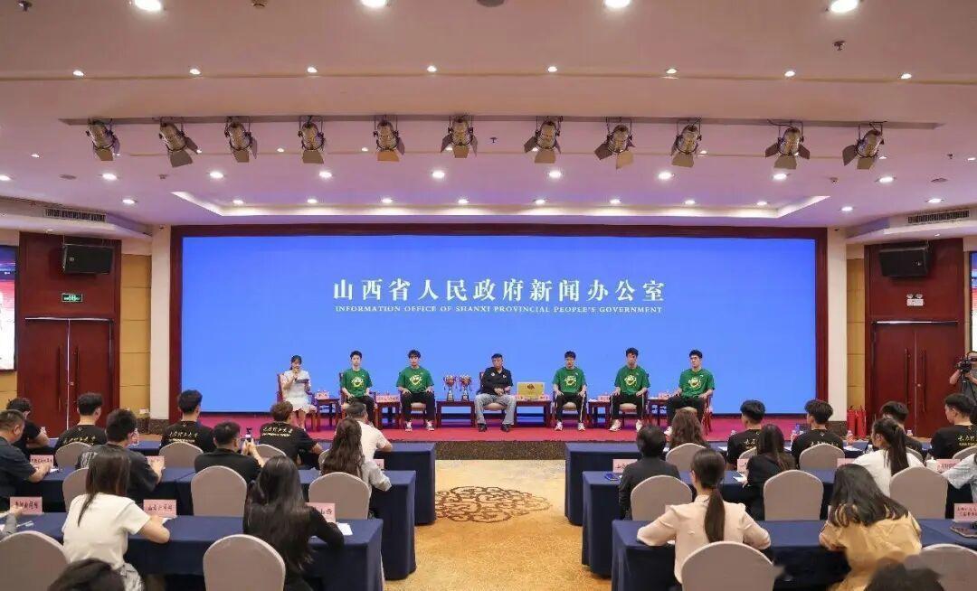 一支校队何以沸腾一座城  7月31日，山西省人民政府新闻办公室举行了一...