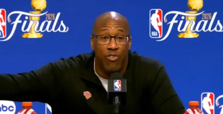 美媒：布朗在新闻发布会开始时花了将近5分钟抱怨裁判的判罚  今天NBA...
