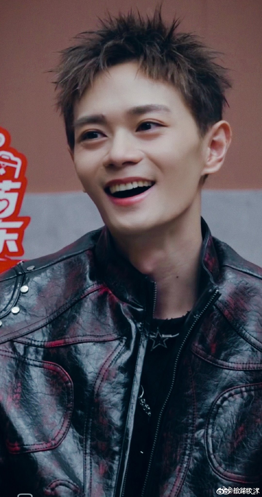 #曹骏主持#

少年气韵经久留存，历经生活打磨之后，
温柔底气反而更加充足，褪去浮华坚守本心，
纯粹热忱是跨越时光最动人的特质 

​