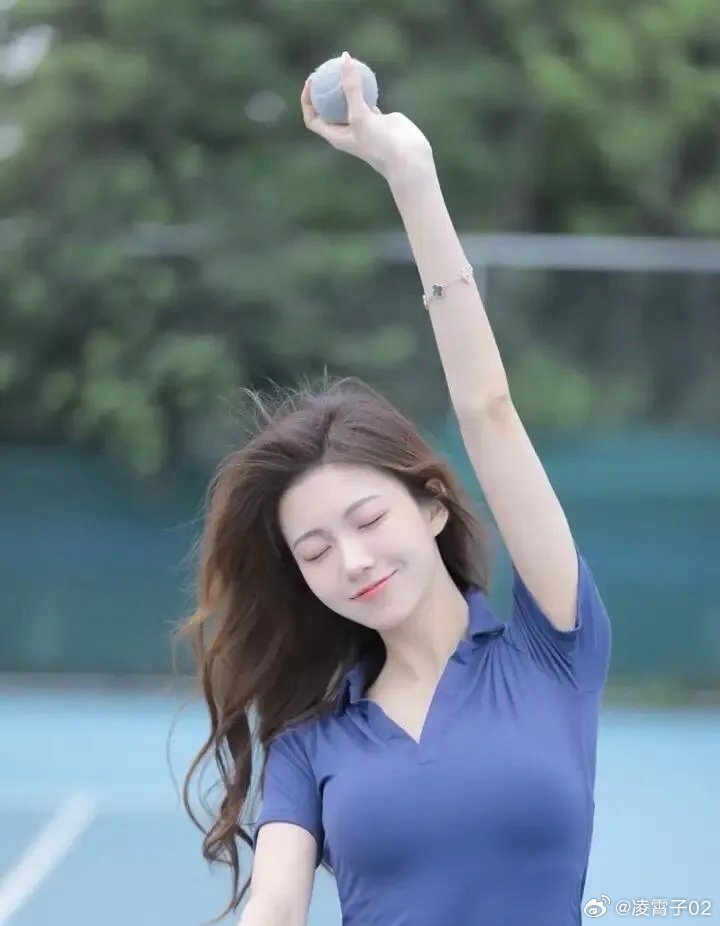 中年女性的5个快感时刻，一个比一个上头，不信试试 很多人以为，“舒服、放松、身心通透”的愉悦感，是年轻人的专属。其实女人过了35岁、进入中年以后，身体和情绪变得更敏感。真正让中年女人上瘾、解压、养气血、调脏腑的，从来不是刺激的娱乐，而是5种符合中医养生规律的身心快感。这5种舒服，是气血通畅、肝气舒展、阴阳平衡的表现，越坚持，气色越好、睡眠越稳、衰老越慢。一、深度独处：肝气舒展的快感（疏肝解郁）中医说：女子以肝为先天。女人90%的色斑、烦躁、失眠、乳腺结节、月经紊乱，根源都是肝气郁结。中年女人天天顾家、操心老小、迁就别人，情绪长期憋着，气机压抑。而高质量独处，是最廉价、最有效的疏肝方式。放下家务、放下手机、停止内耗，给自己半小时安静。不用说话、不用应付任何人，身心彻底放松，郁结的肝气慢慢散开。你会明显感受到：胸口不闷了、心情不堵了、心里的火消了。这种“心里通透”的舒服，就是肝气疏泄正常的养生快感。长期保持独处留白，肝郁解开，黄褐斑变淡，情绪稳定，整个人温柔又通透。二、温热暖身：阳气升...