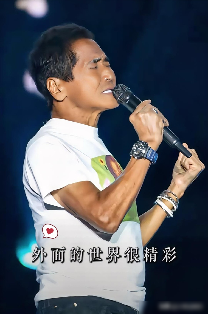 晚会过去一周，我脑子里还在自动循环《秒针》。
李克勤开口那一刻，家里三代人全安静了。我爸放下手机，我妈停下摘菜的手，连我儿子都不闹了。谁也没想到，一首老歌能把全家钉在沙发上。
紧接着庾澄庆的《情非得已》前奏一响，我媳妇眼眶直接红了。齐秦唱《外面的世界》之前，和齐豫在台上抱了一下，就那一下，我叔在