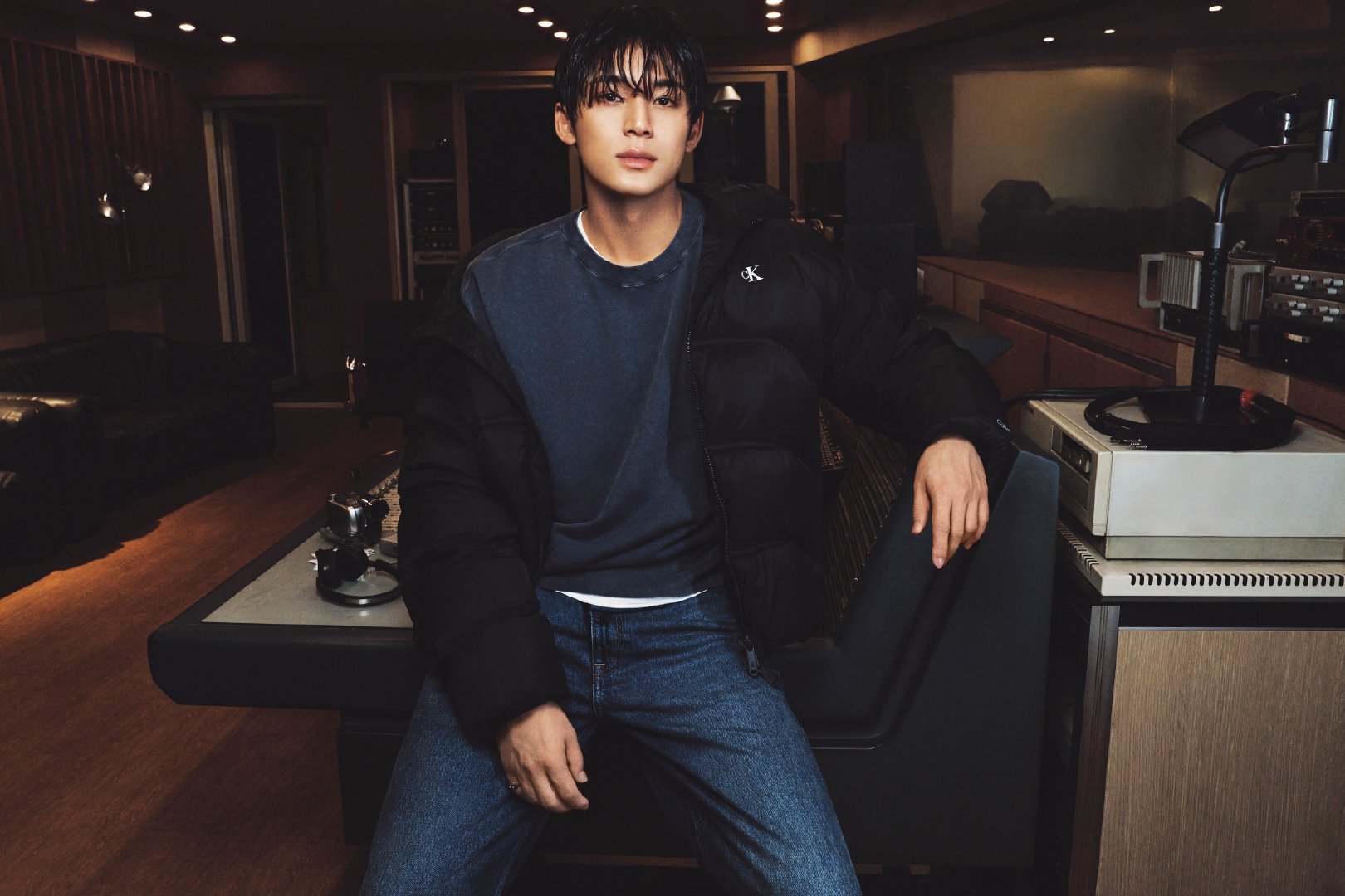 10 月 14 日，Calvin Klein 发布了全新 2026 秋季外套系列广告大片，大片由 SEVENTEEN 组合成员金珉奎（MINGYU）出镜。 ​