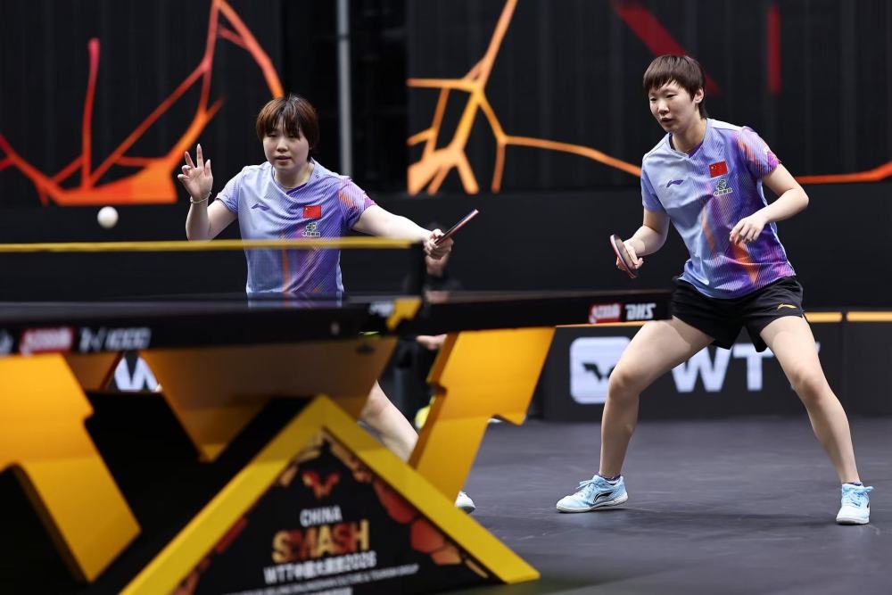 国乒女双王曼昱/蒯曼在10月10日的WTT中国大满贯决赛中，以 3比1 战胜日本组合张本美和/早田希娜，成功卫冕。

🏆 比赛关键点

· 比分详情：四局比分为 13-11、11-2、9-11、11-7。首局在5-1落后时连追9分逆转，第二局更是打出11-2的悬殊比分。
· 历史性卫冕：这是“双曼”