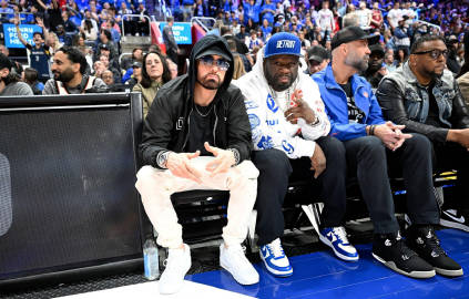Eminem 与 50 Cent 现身小凯撒球馆观战活塞与骑士 G5。...