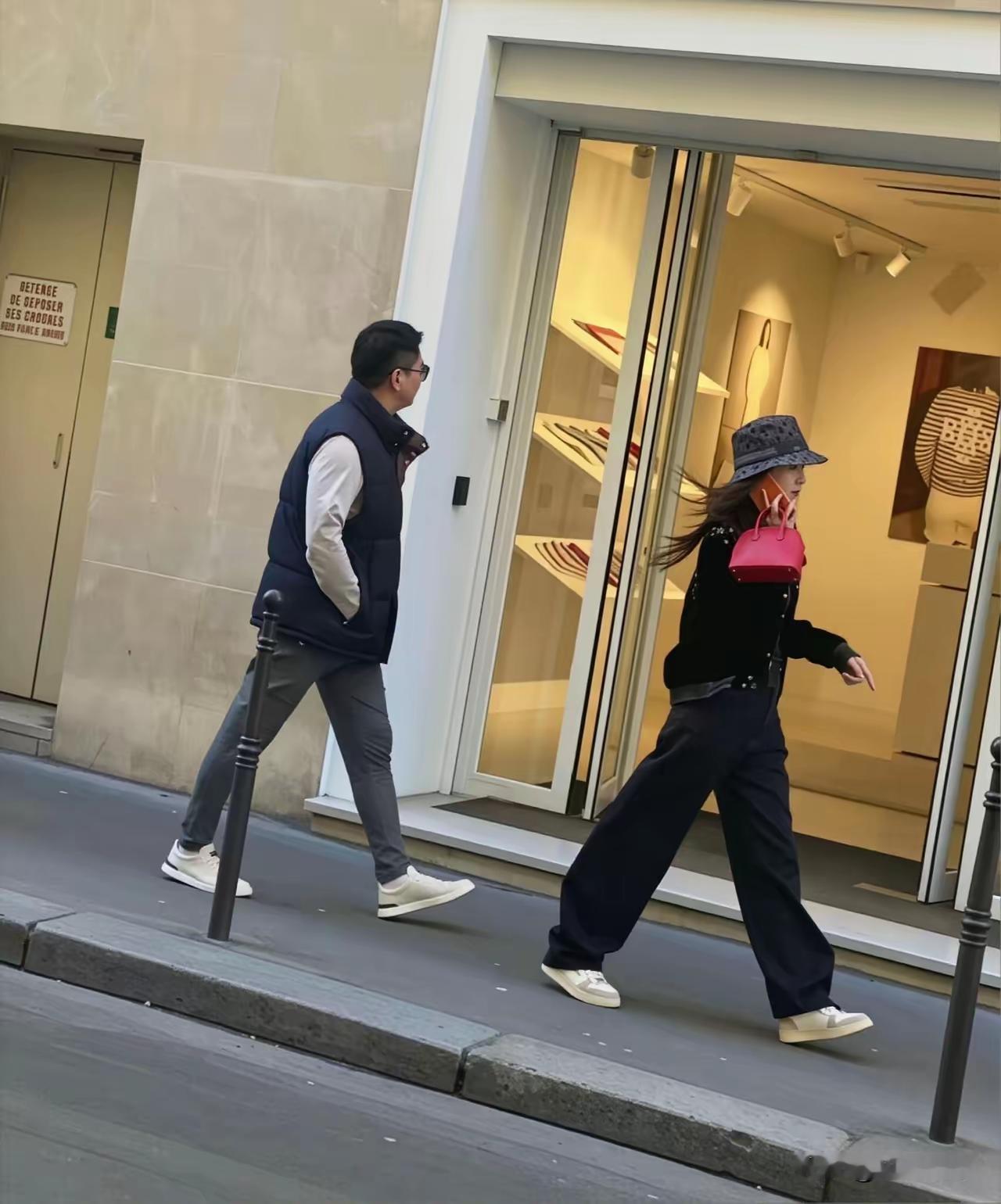 52岁刘强东陪章泽天巴黎逛奢侈品店，穿搭少年感拉满，两人同框状态惹热议
 
很多人印象里，企业家到了五十多岁，大多西装革履，稳重老成，一身商务范儿。
 
可最近在巴黎，网友偶遇刘强东和章泽天逛街，这一身穿搭直接让人眼前一亮。
52岁的刘强东，墨镜一戴，双手插兜，小白鞋搭配束脚紧身裤，休闲简约，没有大