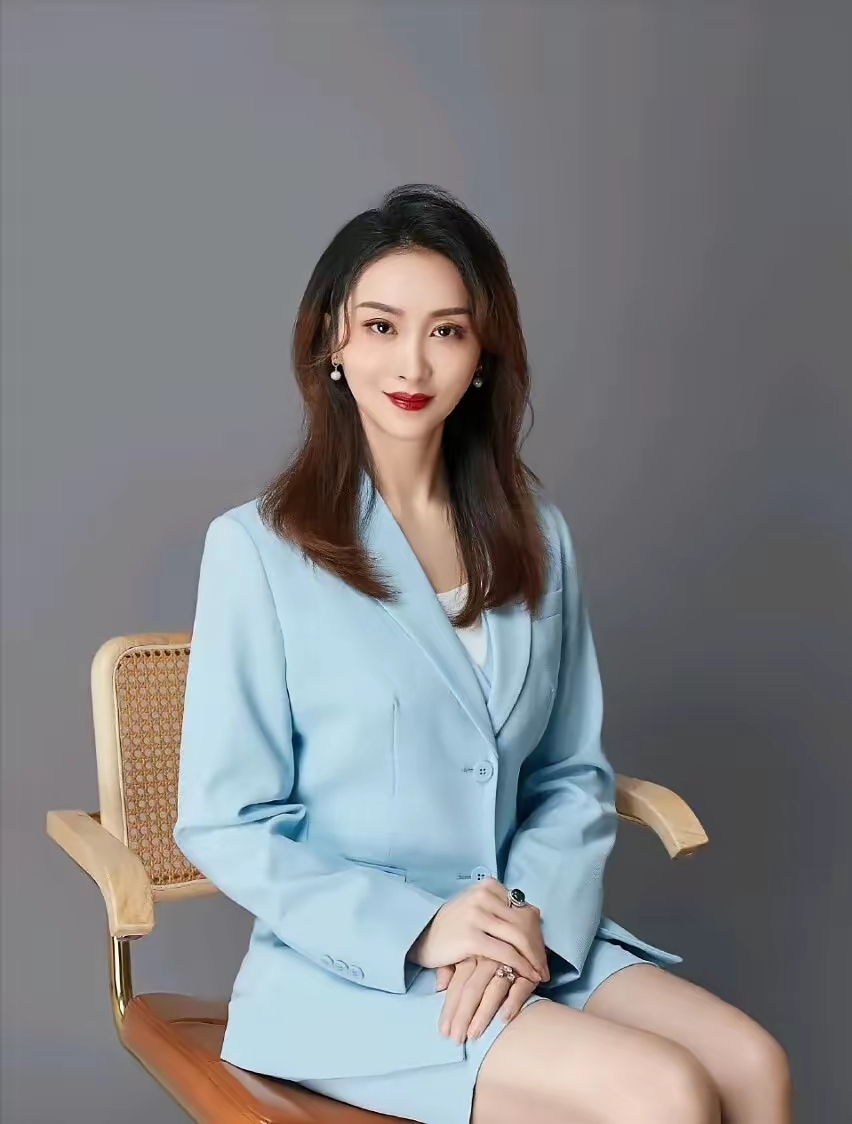 裴轶的事落幕了，只给了一个停课的处罚。这甚至算不上处罚，对她本人在学校的任职，几乎没有影响。
虽然处罚不及预期，但说实话，学校也无法给太重的处罚，毕竟只说了一句话，没违法，也没有违反校规。
学校处罚轻，不意味着她犯的错小。
首先，师德问题就非常严重。一个老师，不教书育人，不教学生正确价值观，反而在上