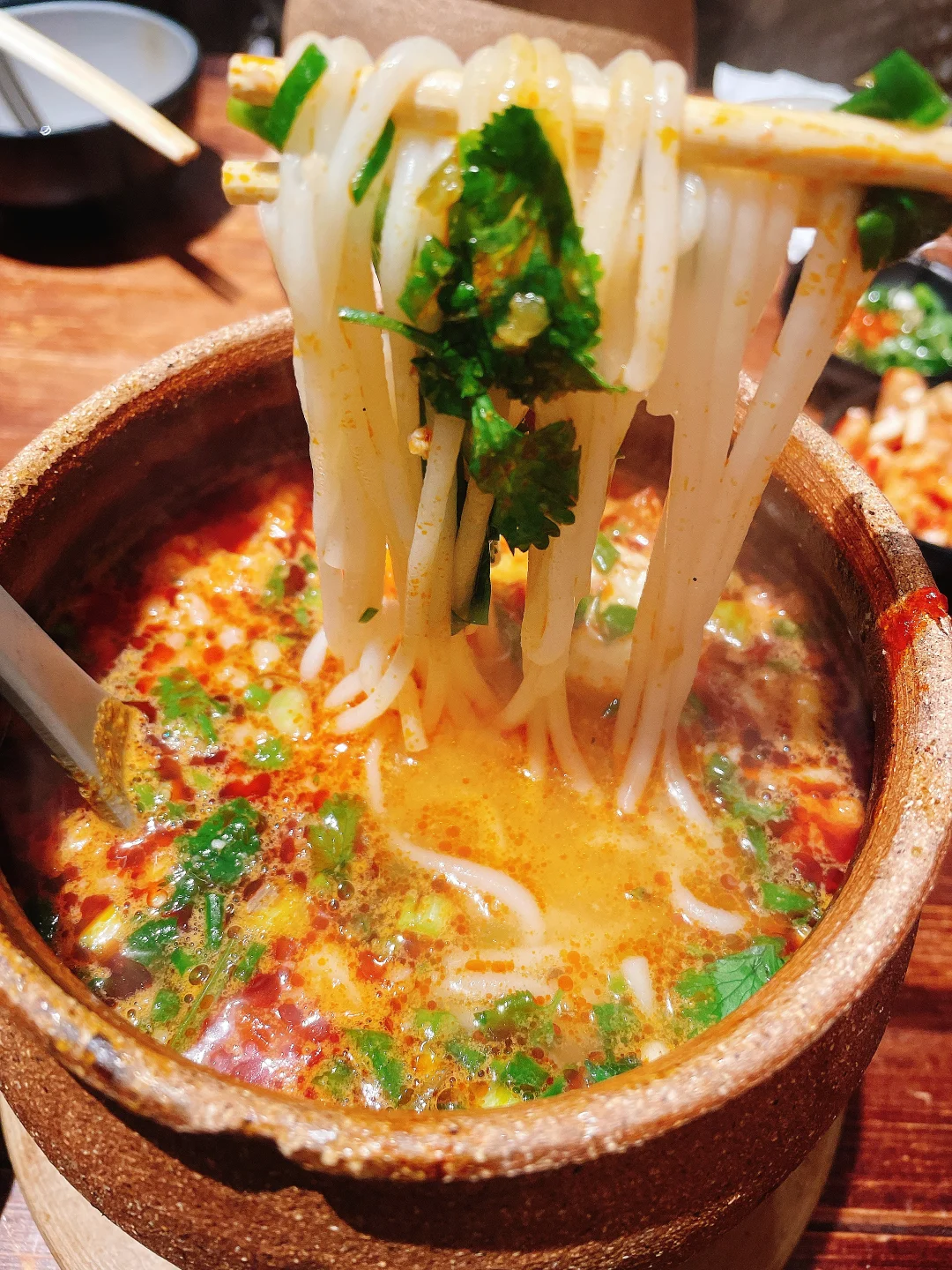 在南宁吃罐罐米线！三街两一家云南味