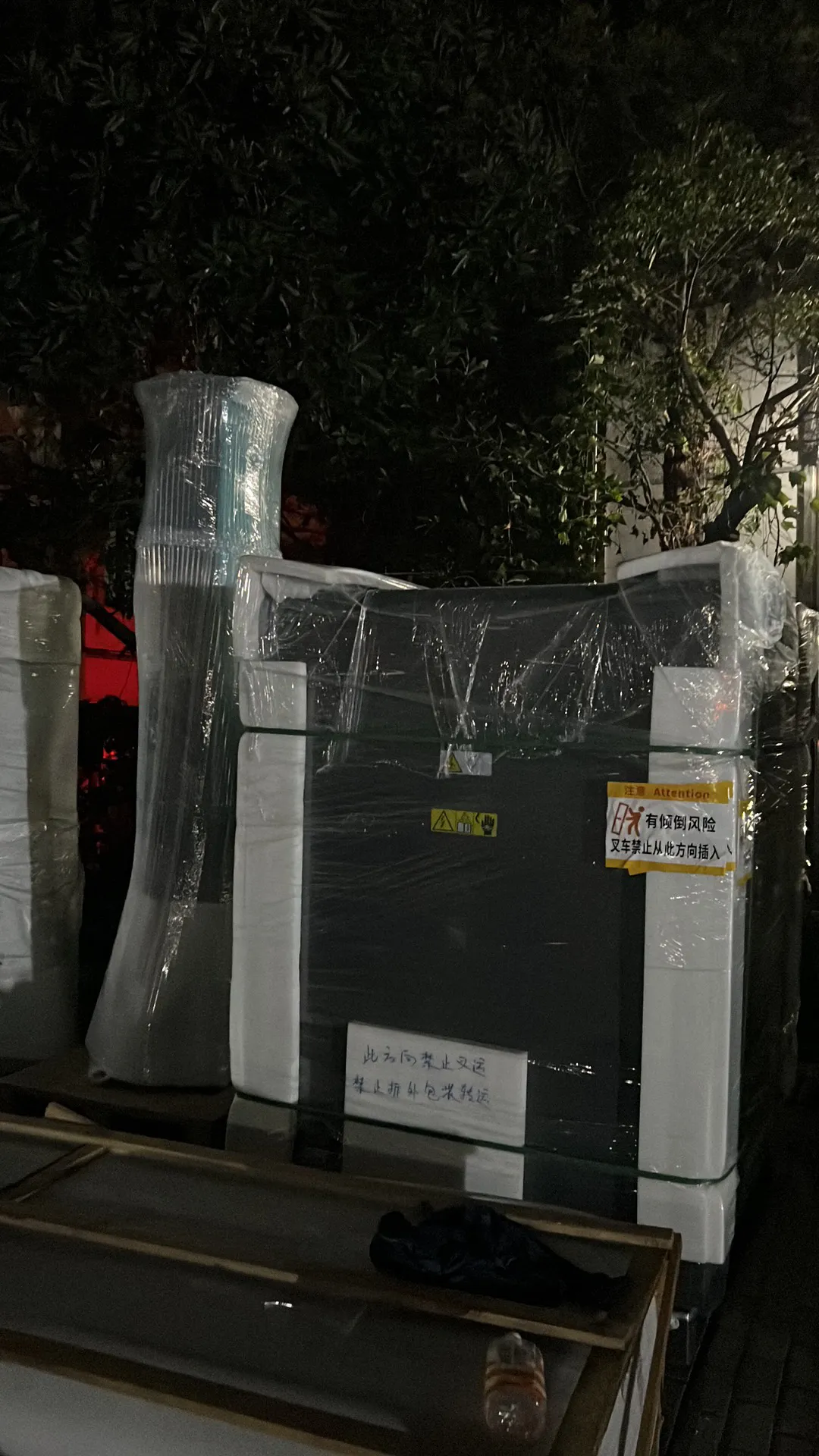 比亚迪闪充桩装到小区了，不错不错，汉l回家停车免费充电9分钟充饱[赞]