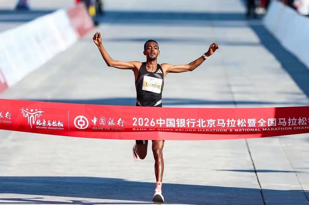 【人物｜#顶级名将托拉与北马相互成就#】10月18日上午，埃塞俄比亚选手塔米拉特·托拉以2小时03分10秒的优异成绩，夺得2026北京马拉松赛男子组冠军，并大幅刷新了赛会纪录，也刷新了中国境内马拉松最快完赛成绩的纪录，北马正式进入“203时代”。这位2024年巴黎奥运会和2022俄勒冈世锦赛马拉松双料冠军 ​