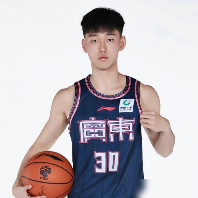 太可惜了，李文昊官宣离队，李奕臻官宣离开，广东宏远两位高大后卫先后走出俱乐部大门，曾经的天赋异禀变成失血性流失，究竟发生了什么？近日引发众多球迷陷入深深的思考，是宏远培养体系出了问题还是球员自身出现缺陷无法弥补？
要想弄明白这个问题，咱们得把目光拉回到李奕臻身上，看看这位曾经的防守尖兵到底经历了什