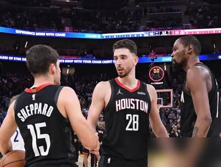 乌杜卡这是精神分裂了？常规赛把谢泼德当核心练，一到季后赛直接死死按在板...