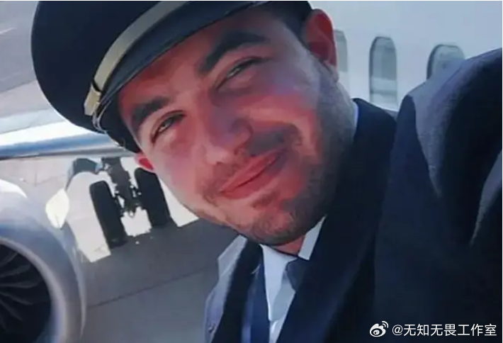 劫机副驾驶身份披露，网络上流传其照片

迪拜航空公司飞往以色列的航班空中遇袭后，副驾驶被控企图发动恐怖袭击。这名已被拘留的嫌疑人是阿曼国民哈马姆·哈马米，他此前曾因极端主义问题被禁止在阿曼飞行。

很快，网络上开始流传一张哈马米在驾驶舱的照片。据报道，哈马米的父亲是阿曼人，母亲是叙利 ​