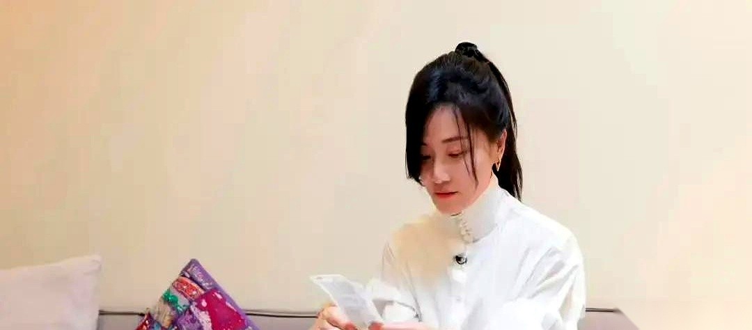 章贺在《再见爱人》第一季的录制中被全网骂得狗血淋头。
这18天的通告两人大概只拿到历届垫底的各20万酬劳，他顶着骂名最后连所谓的资源都依旧平淡。
重新回到名利场的郭柯宇，还得在面对鲁豫的采访时给出一段不论成败的场面话来保全男方的面子。
很多人看真人秀总盼着看互撕，觉得那叫真实。
咱们要是把视线往下挪