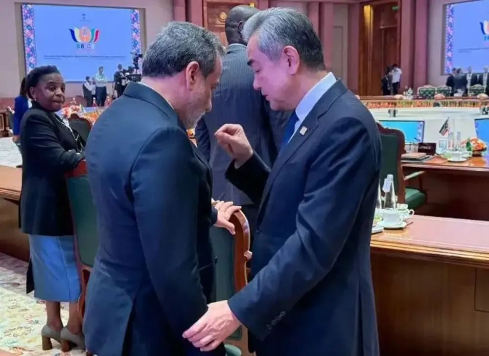 伊朗外长访华，普通人看懂：中东乱局，为什么伊朗要来找中国，伊朗外长到访北京，抛开复杂博弈，这件事和我们普通人也有关系
导语：
最近伊朗外长阿拉格齐到访北京，和中方举行会谈，国际舆论纷纷聚焦中东局势 。
网上各种分析满天飞，满是地缘博弈、大国博弈的专业术语。咱们普通老百姓，不用啃晦涩的外交报告，站在普