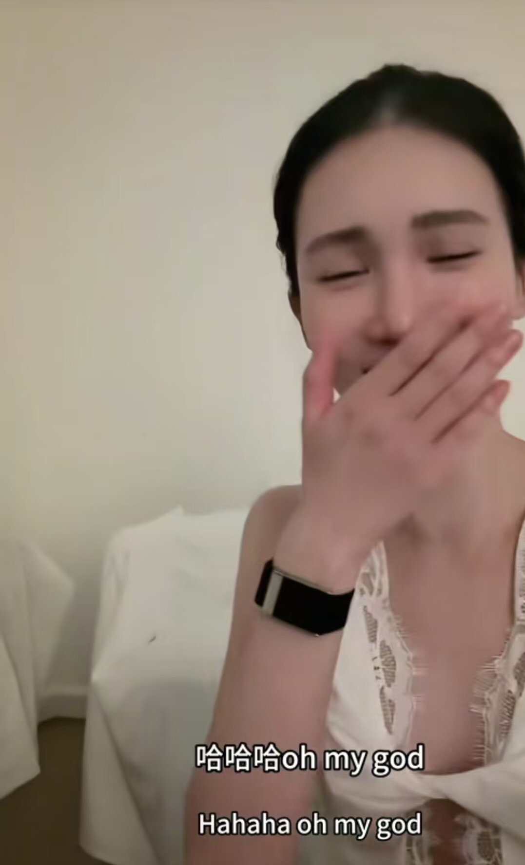 金晨生日直播被逼辟谣，她直接说：会起诉
 
生日直播，别人是收蛋糕、收祝福，金晨是收了一堆“你男朋友是谁”的弹幕。
 
她没忍。当场说：网传对象我全都不认识，全是造谣。而且明确说：我会起诉。
 
这话说得够硬气。
 
评论区一堆人喊“支持维权”。我倒是觉得，明星被造谣不是一天两天了，但真正愿意花时间