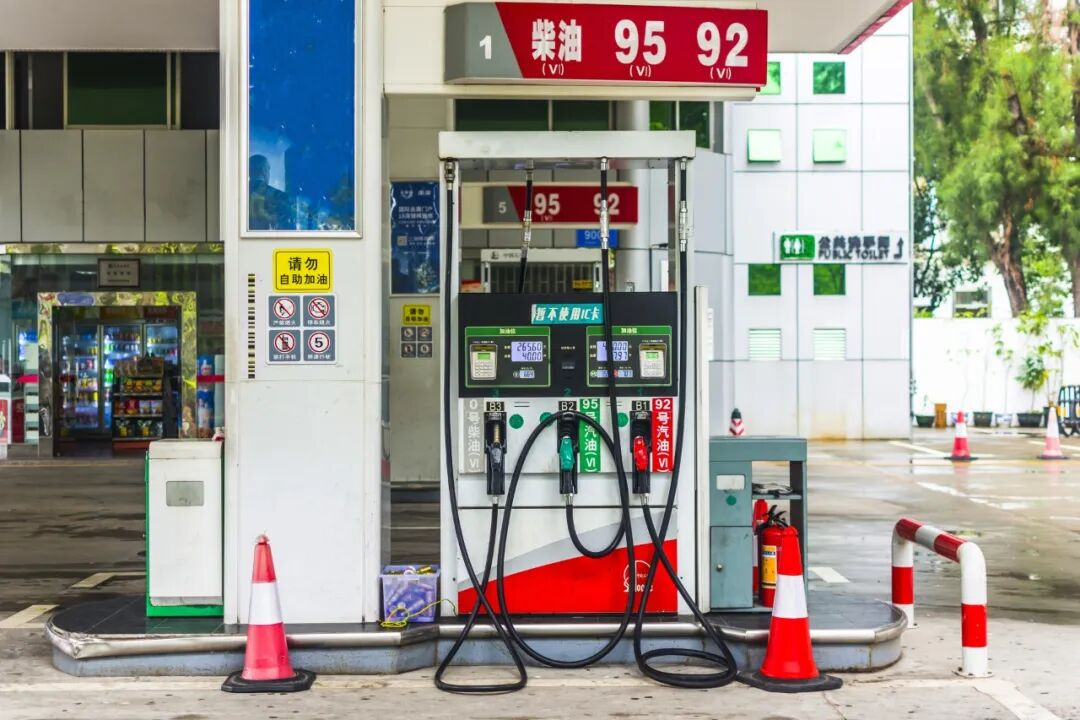 国家税务总局正式明确：2026年11月1日起全国所有加油站全面铺开执行。说得直白