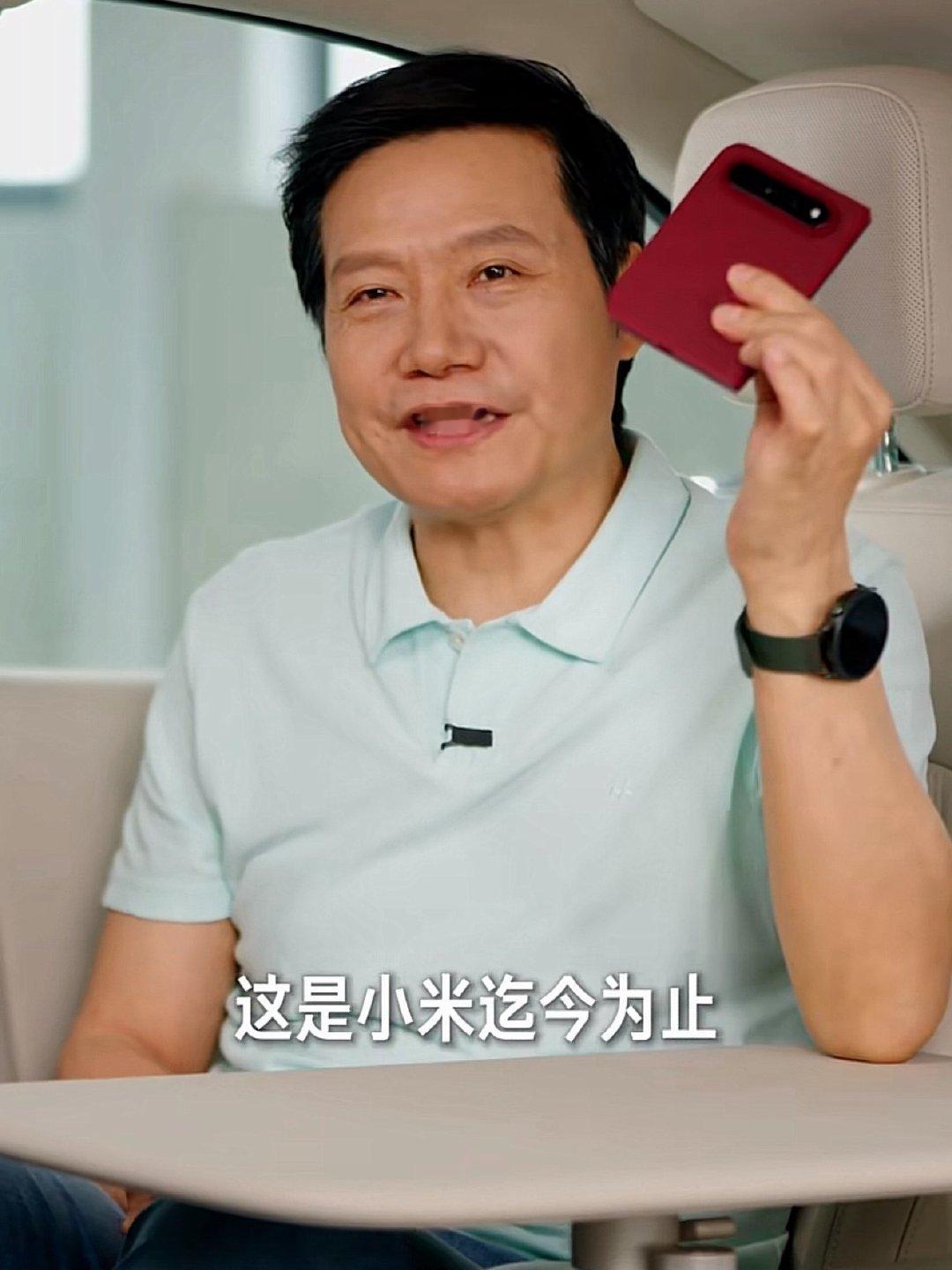 雷军提前曝光了小米 18 Fold的外观图，摄像头横向排列，还是iPhone 18 Pro即将采用的酒红色，大家感觉这个外观颜值，还可以吗，能打多少分 ​