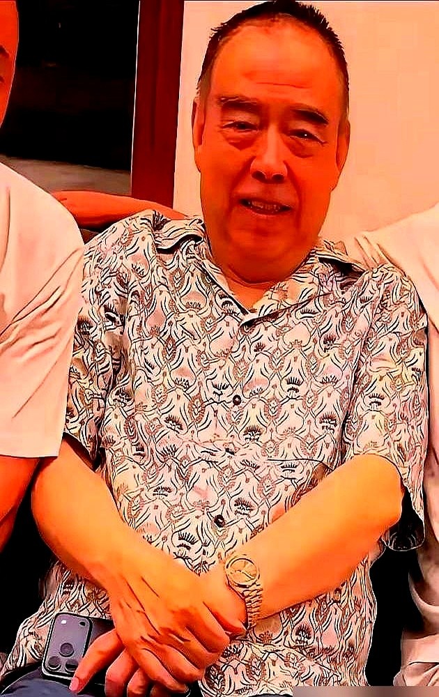 74岁的陈凯歌，以前在片场能骂哭演员摔剧本，现在到了饭局上，也会给人剥虾倒酒夹菜，对着资方发笑。

这边父亲在饭局上忙活，那边儿子陈飞宇在神探之痕迹里演了个反派。

戏里他撞桌子、诡笑，有句台词是，我最讨厌别人说我是谁的儿子。

对于这段表演，张译给出的评价是丝滑，马丽说爆了。

陈凯歌和陈红看完，