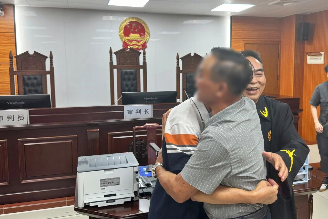 【法理润家事，他用温情唤回同根手足情！】一个晴朗的周末，肇庆市高要区人民法院禄步法庭内暖意融融。冼大、冼二（化名）两兄弟眼眶泛红、紧紧相拥，一旁几位弟弟妹妹也跟着舒展了眉头，积压多年的隔阂与怨气，终于在这一刻彻底消散……

冼家有六个兄弟姐妹，对村中一片山地享有经营权，父母离世后， ​