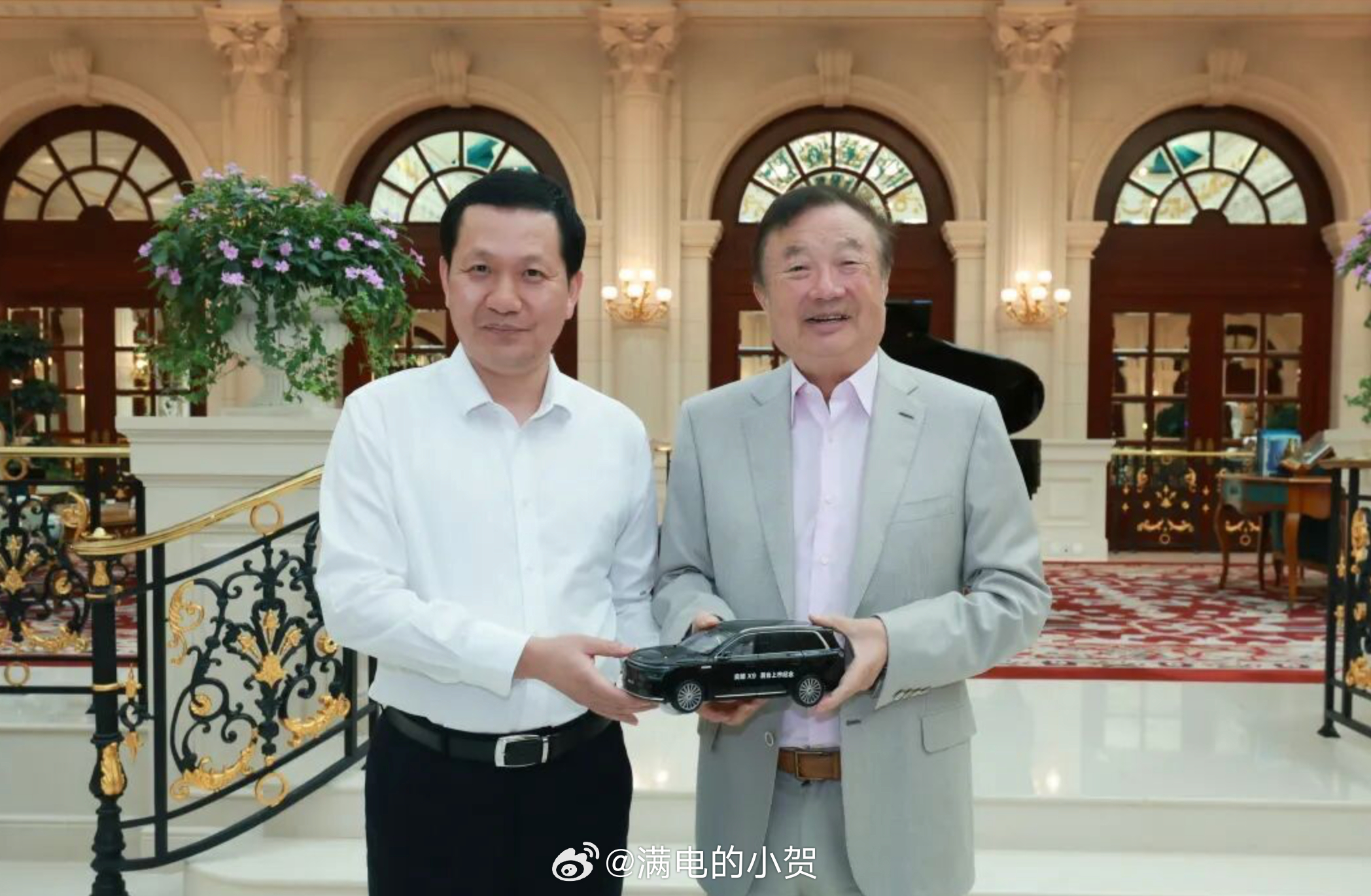 #任正非重申华为不造车#这事其实华为已经说了很多年了，但每隔一段时间还是会被重新拿出来讨论。
这次任正非在与东风方面交流时再次明确：华为不造车，但愿意发挥自己在智能化方面的特长，帮助车企把车造好。
我觉得这个逻辑其实越来越清楚了。华为真正想做的，不是再下场成为一家整车厂，而是把乾崑智 ​