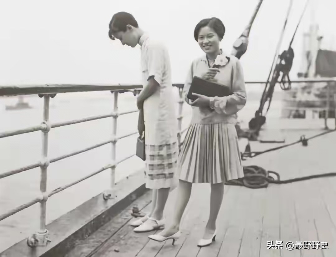 1927年初，陈洁如（左）由张静江女儿张倩英陪同赴美。照片里她一身洋装，笑容清纯，此时她还是名正言顺的“蒋夫人”。然而这趟远渡，实则是被哄骗出国的政治交易。不久后，她的位置便被宋美龄彻底取代。甲板上的海风吹散了她的婚姻，也定格了时代巨变下女人的残酷命运。老照片