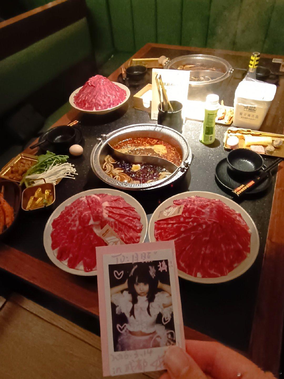 #为庆祝# 
庆祝睡了一觉头不疼了（x）
庆祝项目上个月达标了（✓）
吃达标饭
蹭上牛new的最高档了[么么哒]
苹果汁畅饮中

其实最近很累很忙[捂嘴哭]
不过你应该更忙吧
那就希望一切都有好结果吧[么么哒]
 ​
