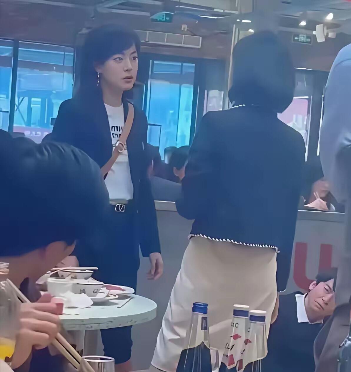 直接可发布的正文：
有件事。
憋了很久了。
关于邓超我一直有个偏见，直到那天刷到一个几乎没人截图的画面，才发现这么多年，是我自己浅了。
说实话，我以前挺烦他的。
节目里别人都在拼命抢任务，他偏要磨蹭。导演