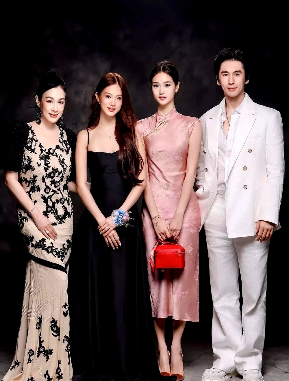 三个混血女儿齐刷刷改姓“张”，亲爹没发话，网友先炸了锅。

钟丽缇带着三个闺女同框，大女儿28，小女儿16。焦点却全在户口本上：这三个毫无血缘的孩子，全跟着继父张伦硕姓。

当年签字改姓惹来不少闲话。张伦硕没去掰扯，转头就坐进医院走廊守着二女儿做手术，大女儿念书的费用他一手包办。亲爹缺席的缝隙，全靠