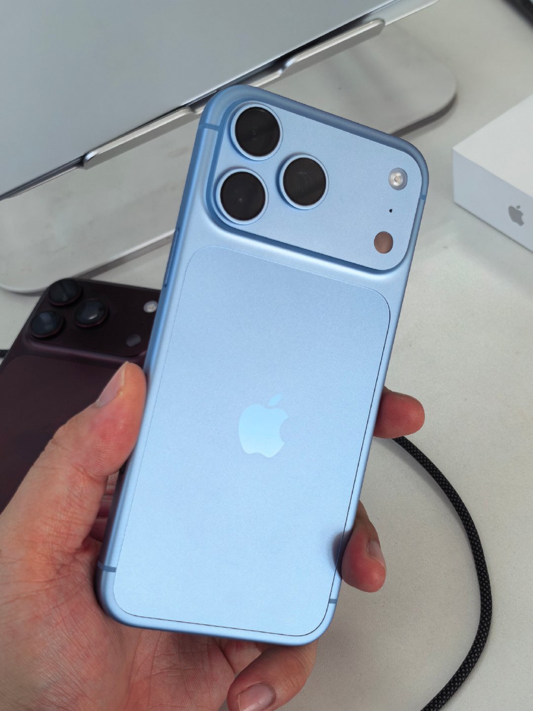 红色iPhone 18 Pro是真油啊，手持用一会就这样了，真不如蓝色耐脏 ​