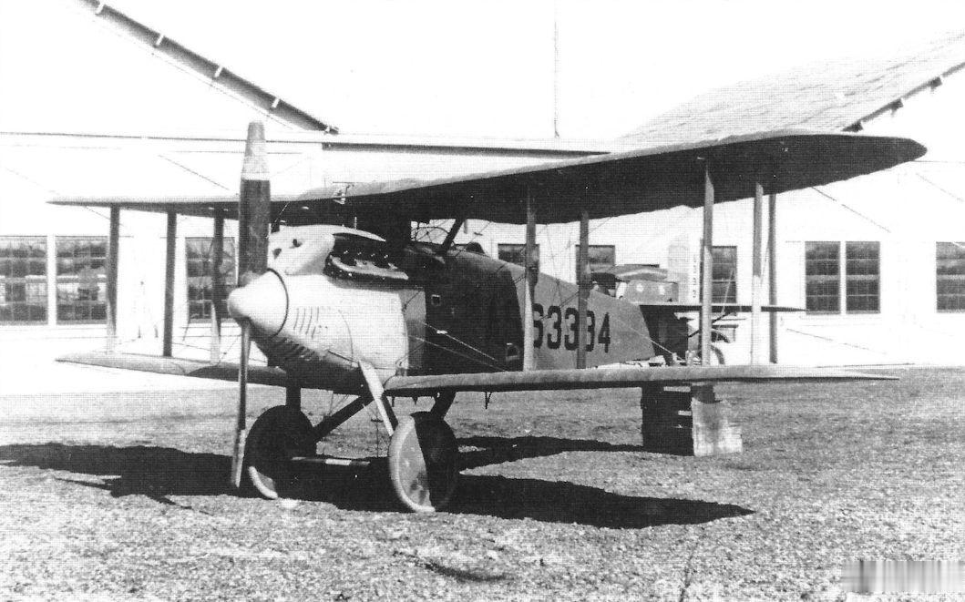 每天认识一件兵器航空创作计划航空历史上的今天 1921年10月21日，美国托马斯-摩斯的MB-6竞速机首飞。1920年，托马斯-摩斯飞机公司设计的MB-3（图1-3）战斗机在普利策杯竞赛中获得第二名。由于这个好成绩，1921年5月美国陆军航空勤务队以每架4.8万美元的高昂价格向该公司订购了三架专门用于竞速的衍生型号，即托马斯-摩斯MB-6（图4-9）。军方要求该机的最大时速必须达到282公里/小时，同时具备轻量化的机身。该机采用一台400马力的莱特H-2发动机，翼展为5.79米，机身全长5.64米，总重922公斤。首架原型机在完工后仅用于结构和静态强度测试。第二架原型机则于1921年10月21日在奥马哈成功完成了首次飞行，由约翰.A.麦克雷迪中尉担任试飞员。MB-6本质上是一架将MB-3战斗机推向极致的单座竞速双翼机。为了最大程度地减少空气阻力并优化速度，设计师大幅度缩短了其翼展，并且摒弃了原本复杂的多组支撑结构，精简为每侧仅有一组单支撑的间翼支柱。然而这为了追求速度而过度牺牲机翼...