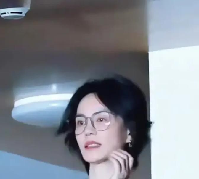 谢霆锋费尽心思在鸟巢表白，王菲全程冷静得像个路人，结果那英在台上随口一句玩笑，王菲就大方摘下眼镜挥手跟唱

在北京的演唱会上，那英故意打趣说王菲难得出来一趟。台下的王菲不仅没有避嫌，反而大方互动，甚至跟着哼起了相约一九九八。老友送的花篮上也只写着老那演唱会成功，落款是老王，还附带一句先干为敬。那英在