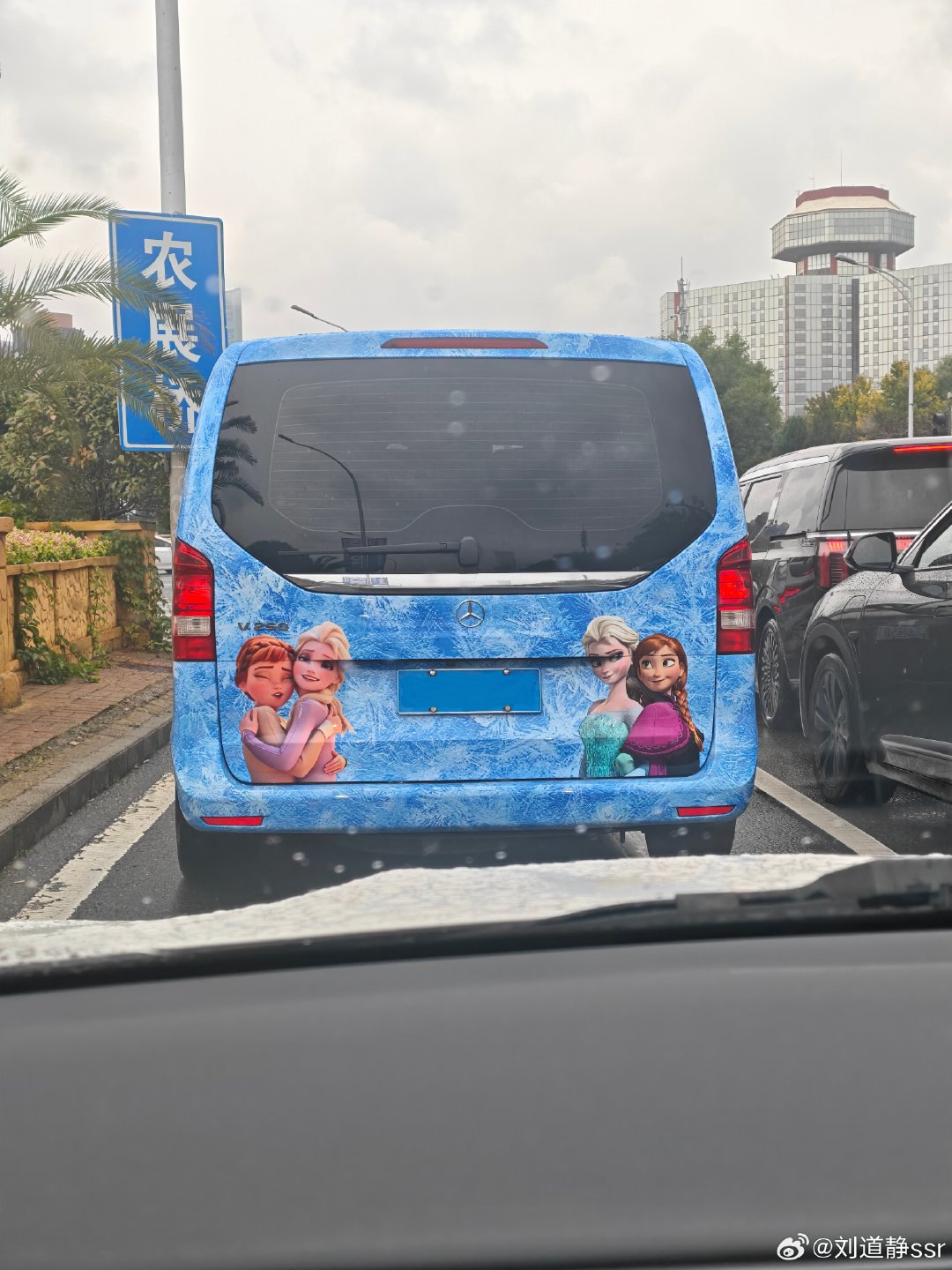 我一直觉得奔驰v只能商务范
我猜看来车主肯定是对女儿宠爱有加[思考] ​