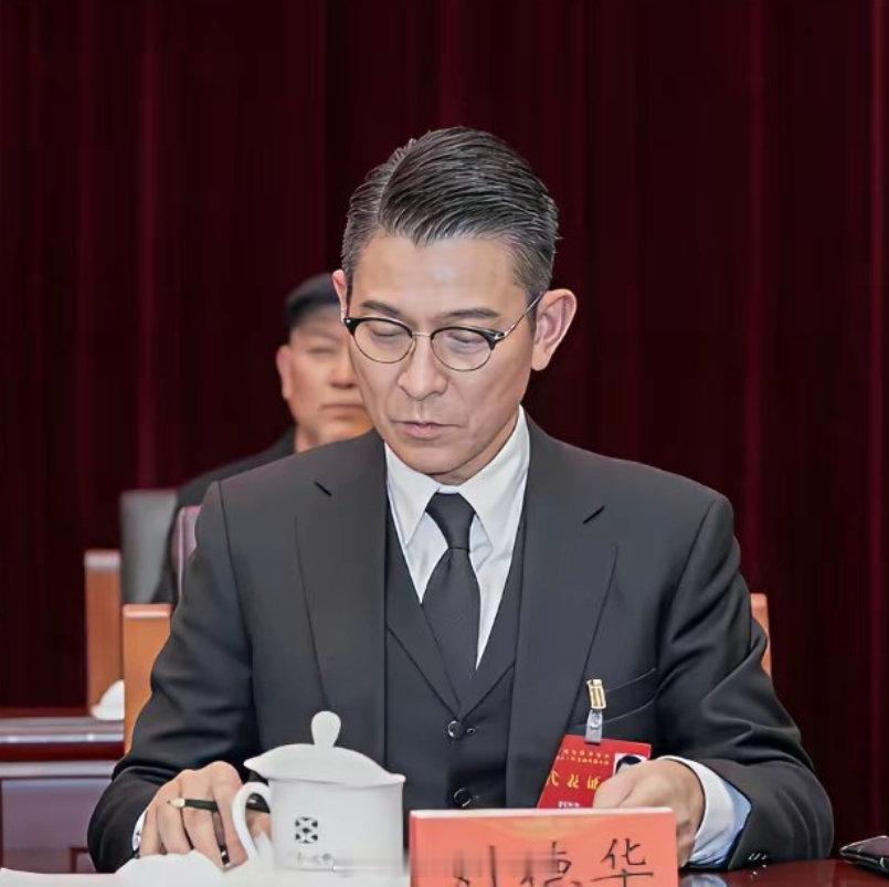 华仔真帅，法拉利老了还是法拉利[doge] ​