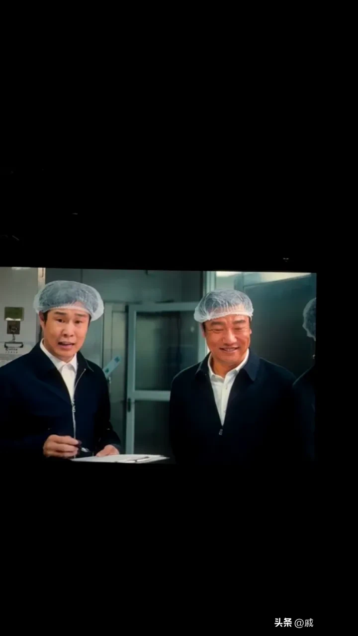 小沈阳夫妻新片，优缺点一次性讲透，看完再决定要不要买票

《什么意思夫妇》，是沈春阳首次执导的国庆档喜剧电影，小沈阳全家上阵，零片酬出演，就为捧老婆当导演，结果预售直接干到国庆档前三。
 
这部影片口碑两极分化非常明显。好评的观众认为，小沈阳和沈春阳是现实真夫妻，演中年夫妻的拉扯感格外真实自然。笑点