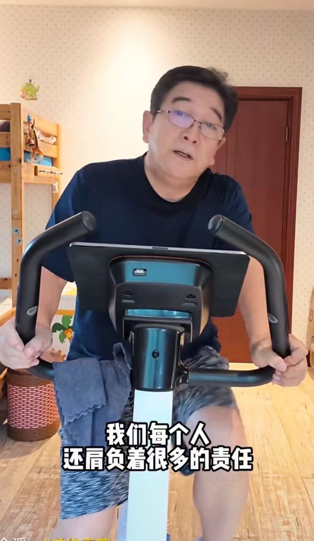 深沉的父爱，水均益坦言为了在意的人需要注重身体
水均益分享了自己健身的视频，眼尖的网友发现他健身后有一张高低床，他简短回应是儿子的，满满的宠溺，也可以看出家里很温馨，在床上还贴满了卡通图案，充满童趣。
水均益表示自己从上礼拜开始恢复锻炼，他虽然60+，但头发还是乌黑的，手部肌肉和腿部肌肉看起来很稳健
