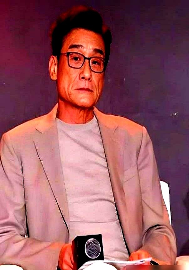 68岁的梁家辉因为洁癖，被亲女儿直接轰出家门。

这在家里招人烦的偏执，到了片场全变成了杀招。演反派最怕用力过猛显得脏，但他演的傅隆生偏偏讲究、克制、一丝不乱。为了把这种味道演出来，他把台词和眼神抠到了极致，整个人越体面越让人后背发凉。

拿奖那天他第一句话，就是感谢陪伴自己44年的妻子。毕竟能包容