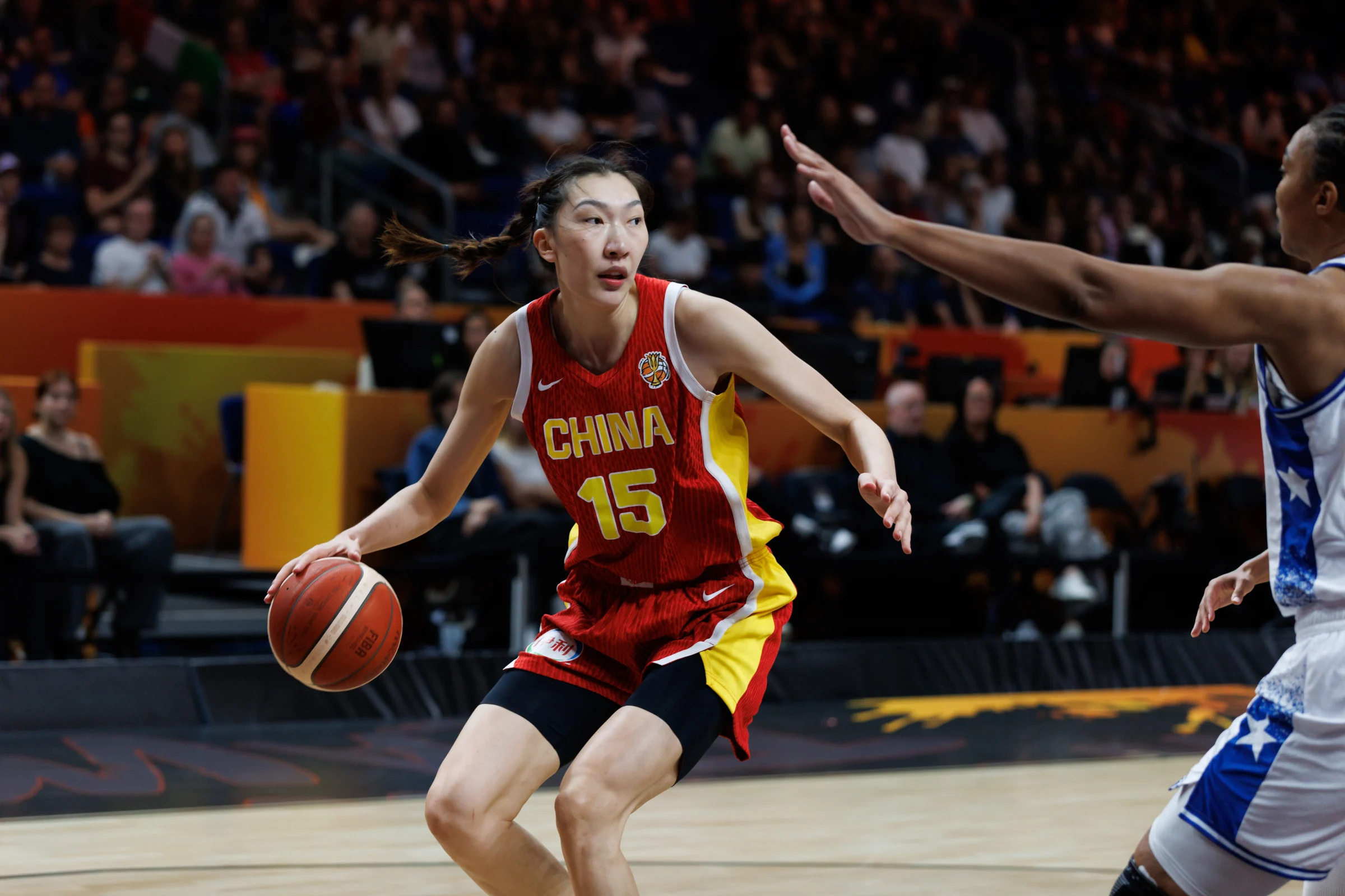 #中国女篮vs波多黎各女篮# 中国女篮75-72击败波多黎各闯进八强！

今天的杨舒予、韩旭的表现太棒了！虽然过程看了人非常紧张，也有不少要吐槽的，但至少最后时刻的表现是经受住了考验，结果也是好的。

本场比赛杨舒予、韩旭两人都拿下两双数据，杨舒予15分11助攻3篮板，韩旭21分11篮板。张子宇也有13 ​